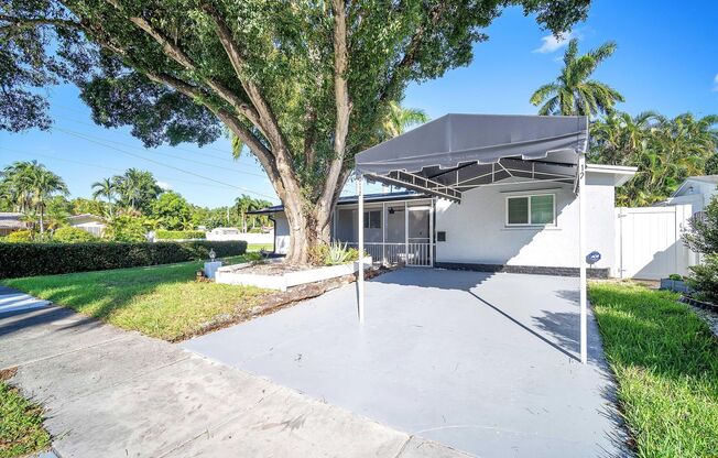 Beautiful Hollywood home in quiet neighborhood