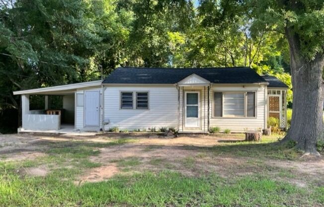 Adorable 2 bedroom 1 bath home . Located in Gastonia