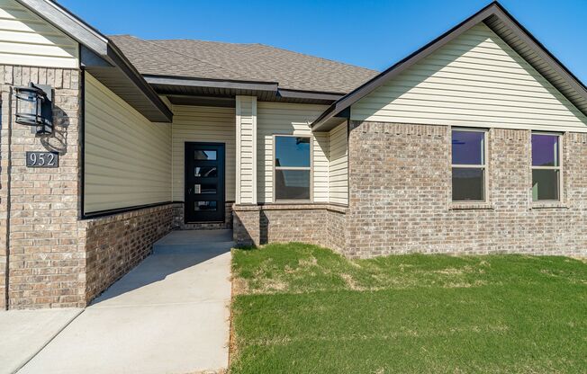 LIKE NEW 3-bedroom 2 bath Home in Prairie Grove!! FENCED YARD INCLUDED!