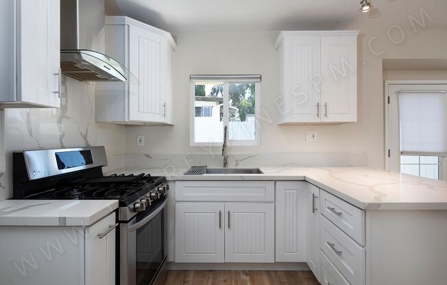 *2 WEEKS FREE!* Remodeled 4BR Home with 6 Parking Spaces in South Park!
