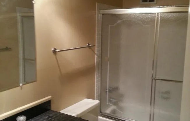 Beautiful 2BR/2BA Condo with Pools, Parking & Great Amenities!