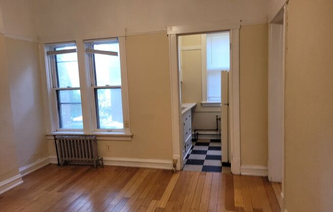 1 bed, 1 bath, $995, Unit 18