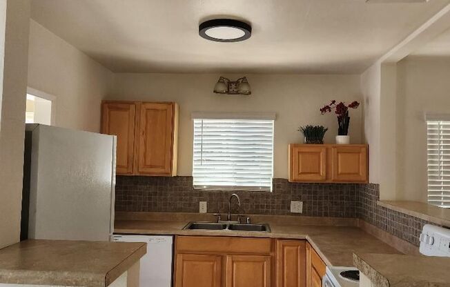 2 beds, 1 bath, 873 sqft, $2,975