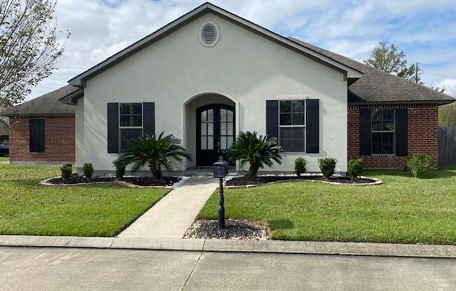 Stunning 4 bedroom 2 bath home in Baton Rouge