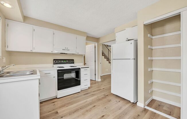 2 beds, 1.5 baths, 865 sqft, $1,450, Unit 10