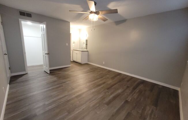 2 beds, 2 baths, 925 sqft, $1,300, Unit 122