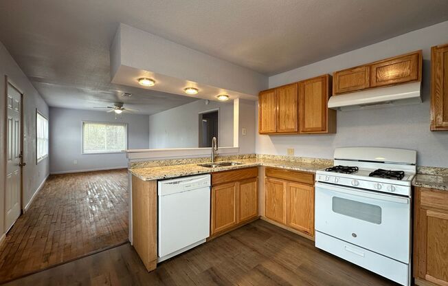 Charming 3 Bedroom / 2 Bathroom (1176 sf)