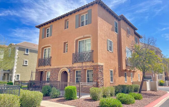 Prime Gilbert 3 Bedroom/2.5 bath 1st floor bonus room, 3 community pool's