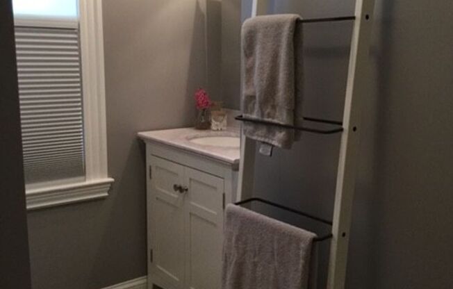 Breathtaking gorgeous 2bd unit in a quiet street in Milton!