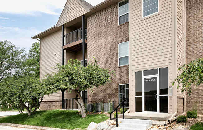 One- two- and three-bedroom apartment homes featuring amenities like three pools, fitness center, basketball court and much more at The Pointe in La Vista, NE