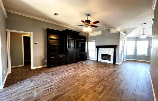 537 MEADOWCREST DR