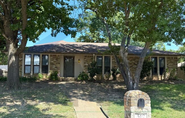 AVAILABLE NOW!!! Beautiful 3/2/2 house located in the desirable DeSoto area