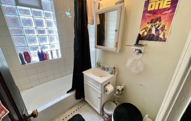 2 beds, 1 bath, $1,225, Unit 6