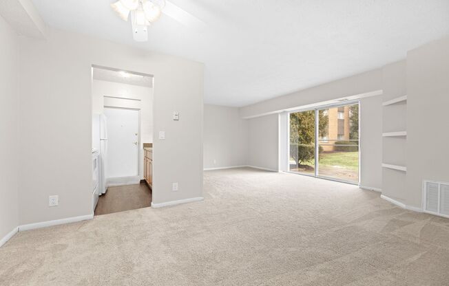 2 beds, 1 bath, 800 sqft, $1,100, Unit 379-206