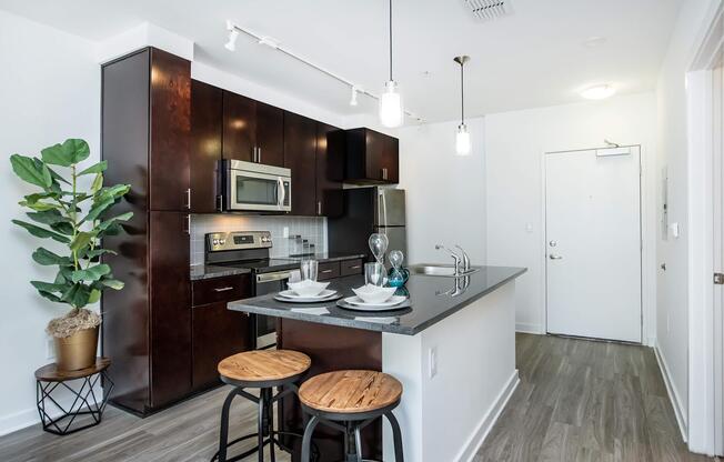 Studio, 1 bath, 525 sqft, $1,430