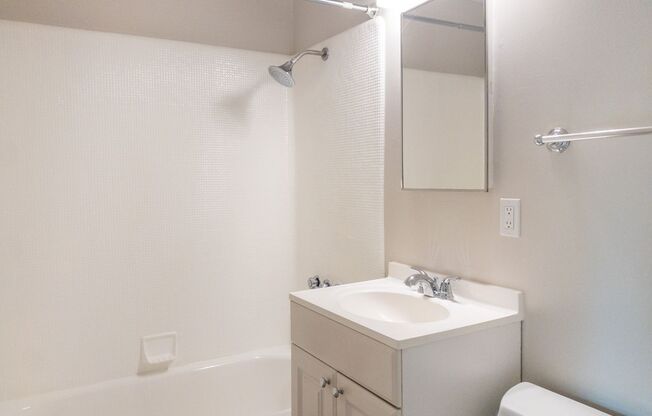 2 beds, 1 bath, $2,725, Unit #11