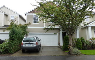 Excellent Hillsboro Location by Multiple Intel Locations 3bed/2.5 bath 2 Level 1 Cat OK Available Early January