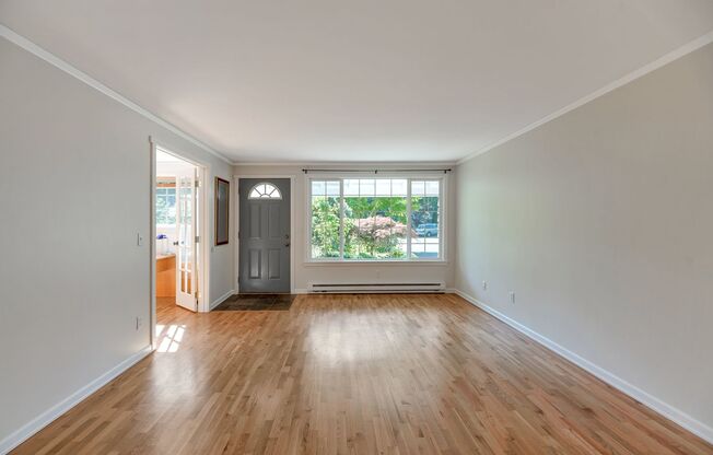 Great Redmond House Available NOW!