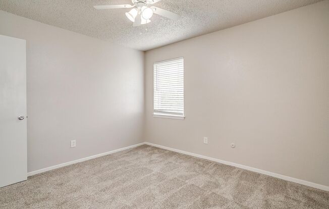 1 bed, 1 bath, $1,025, Unit 322 W Mustang