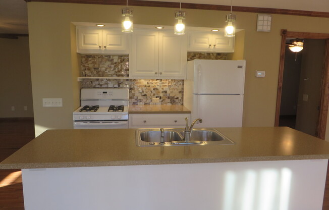 1 bed, 1 bath, 937 sqft, $1,345, Unit 919 West Berry