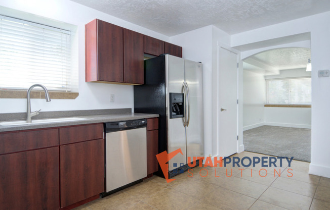 633 E 4 AVE