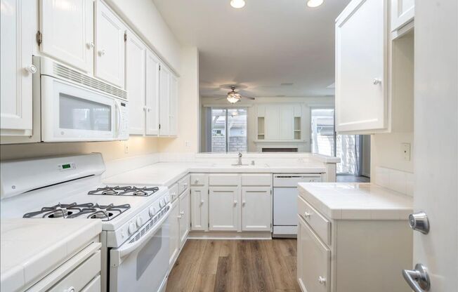 SHARP! 2 Master Suites Townhome in the heart of Valencia!