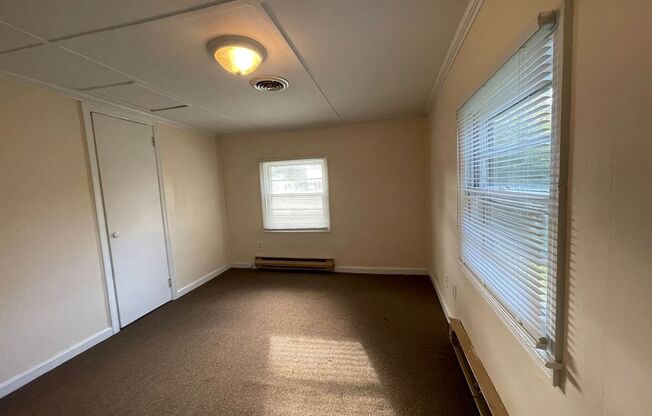 3 beds, 1 bath, $950