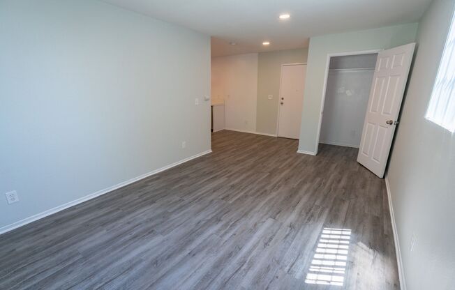 2 beds, 1 bath, 1,000 sqft, $1,898, Unit 301