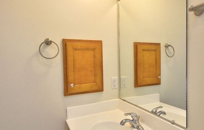 1 bed, 1 bath, 890 sqft, $1,555