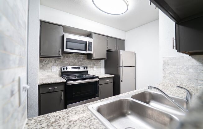 2 beds, 1 bath, 746 sqft, $939, Unit 718