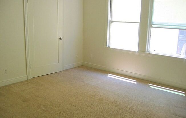 This simple, comfortable studio is in a great location just a block from campus on the northwest end-CALL TO VIEW