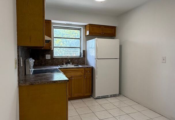 Spacious 2BR/1BA with Assigned Parking in Hollywood