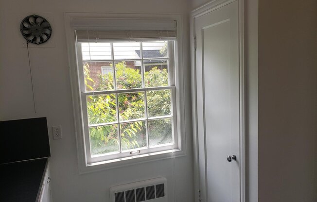 1 bed, 1 bath, 740 sqft, $1,575, Unit 35