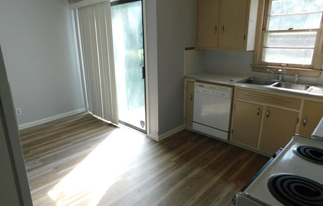 2 beds, 1 bath, $995