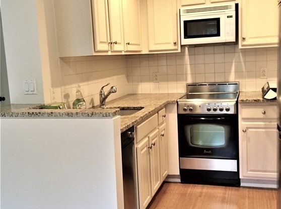 1 bed, 1 bath, 581 sqft, $2,850, Unit B706