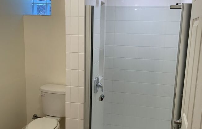 3 beds, 2 baths, $2,325, Unit 114B