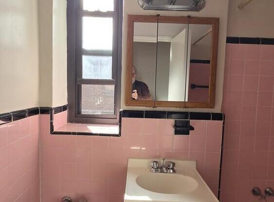 1 bed, 1 bath, $2,400, Unit 2H