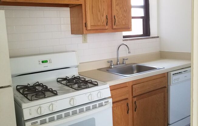 2 beds, 1 bath, 800 sqft, $1,720, Unit 6224 Fifth Ave. #112H