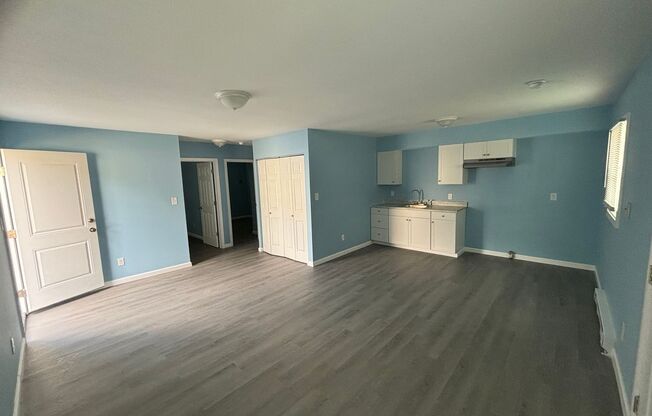 2 beds, 1 bath, 694 sqft, $1,250, Unit B