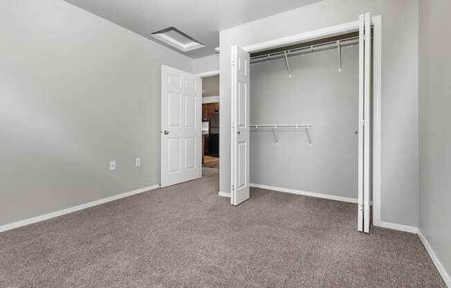 A room with a carpeted floor and a white door.