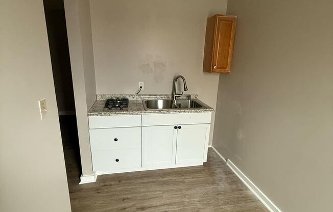 Studio, 1 bath, $850, Unit B11