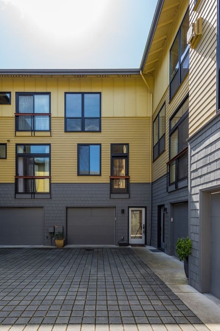 Luxury Three Bedroom Townhome in Johns Landing!