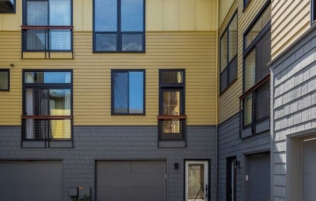 Luxury Three Bedroom Townhome in Johns Landing!