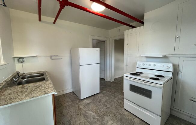 Spacious Studio with Full Kitchen and Shared Yard!