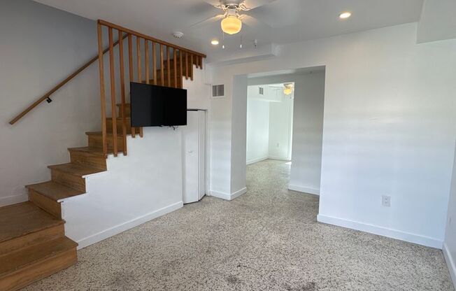 560 NW 1 ST