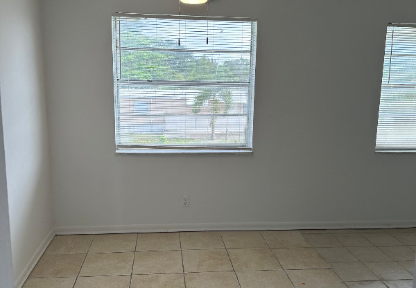 5741 SW 36 CT