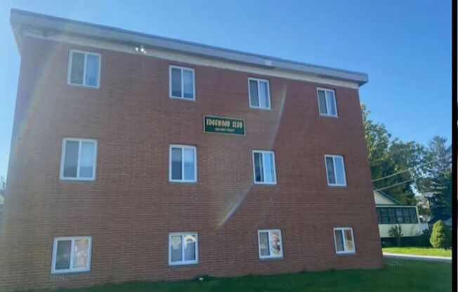 2 beds, 1 bath, $990, Unit 202