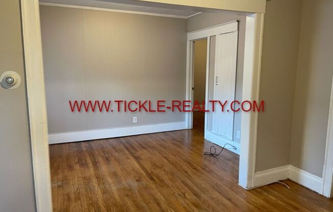 2 beds, 1 bath, $1,200, Unit 4 Whalin Street