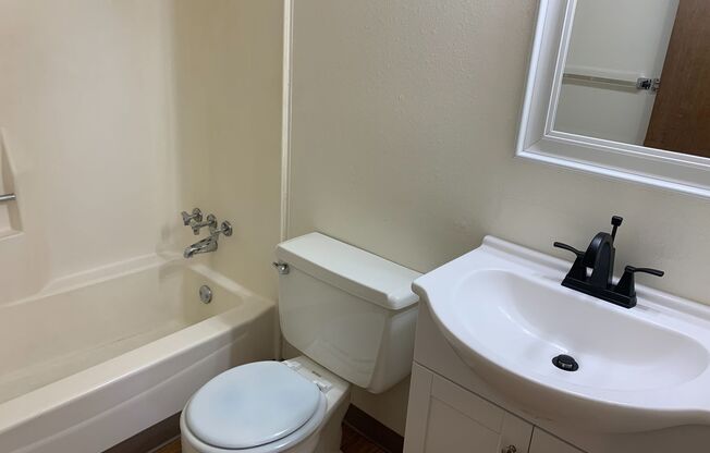 2 beds, 1 bath, 715 sqft, $995, Unit B005