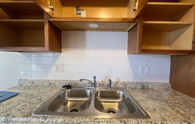 1 bed, 1 bath, $950, Unit 915 Unit 5